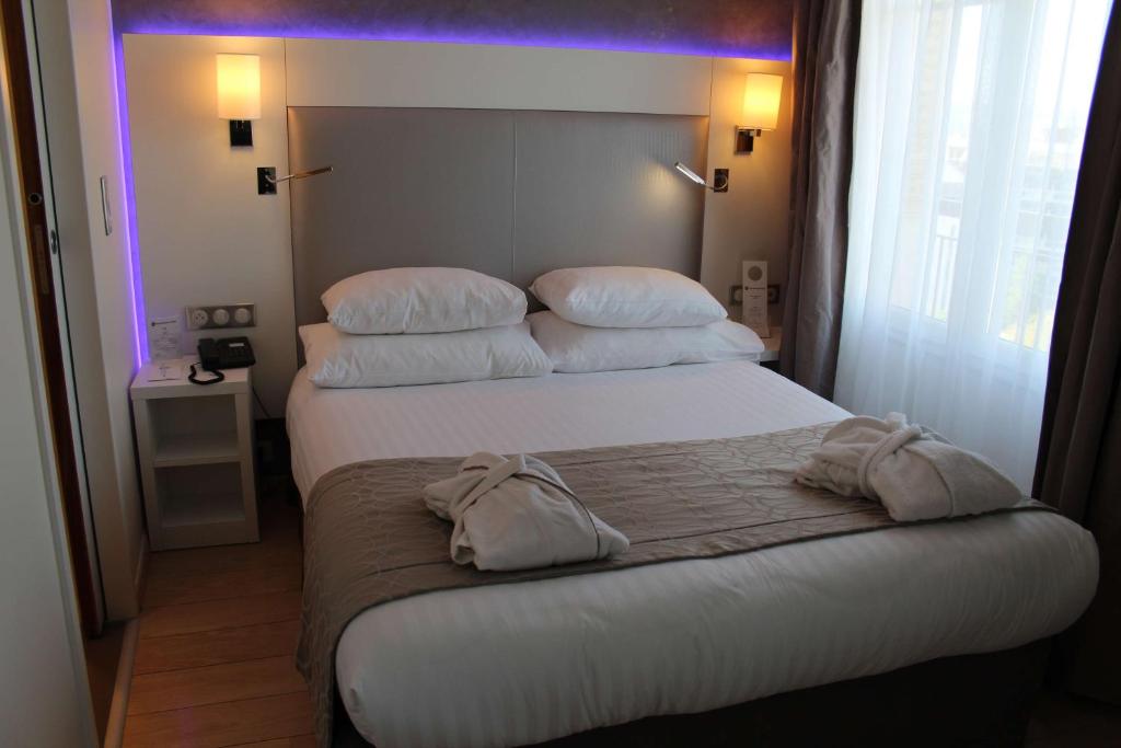 Postel nebo postele na pokoji v ubytování Best Western Plus Hotel Carlton Annecy