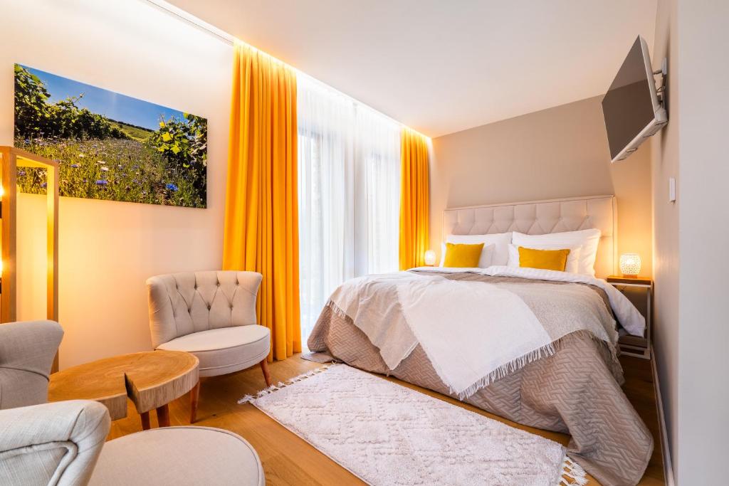 Postel nebo postele na pokoji v ubytování Pinot Noir Apartments & Wine Bar