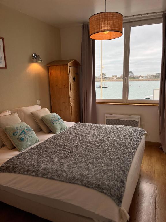 Postel nebo postele na pokoji v ubytování Les Transats Chambre et appartements Face à la mer