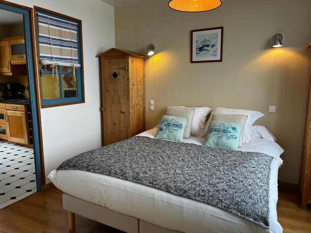 Postel nebo postele na pokoji v ubytování Les Transats Chambre et appartements Face à la mer