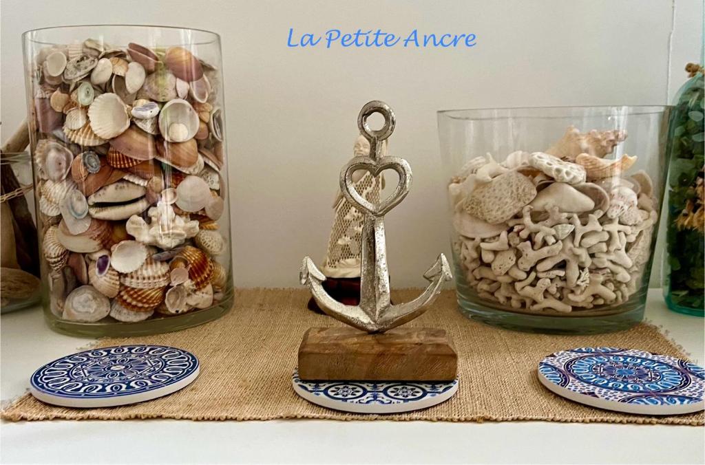 une table avec deux bocaux en verre remplis de réservoirs dans l'établissement La Petite Ancre, à Beaulieu-sur-Mer