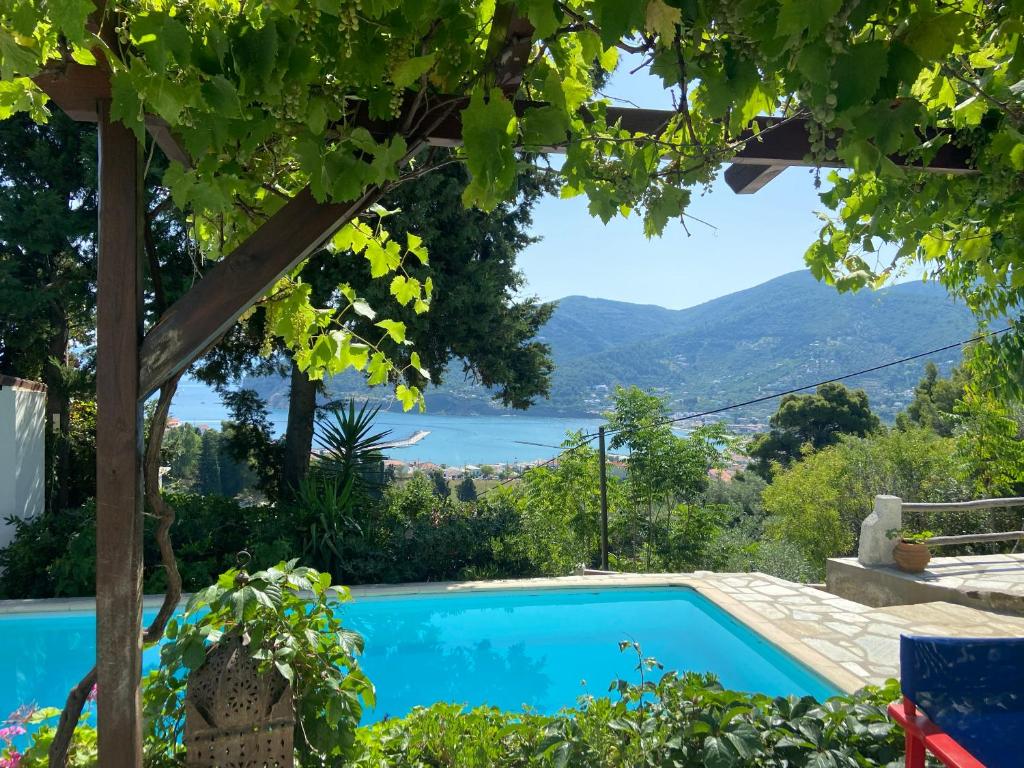 ein Swimmingpool in einer Villa mit Blick auf einen See in der Unterkunft Romantic Lemonia Cottage in Skopelos