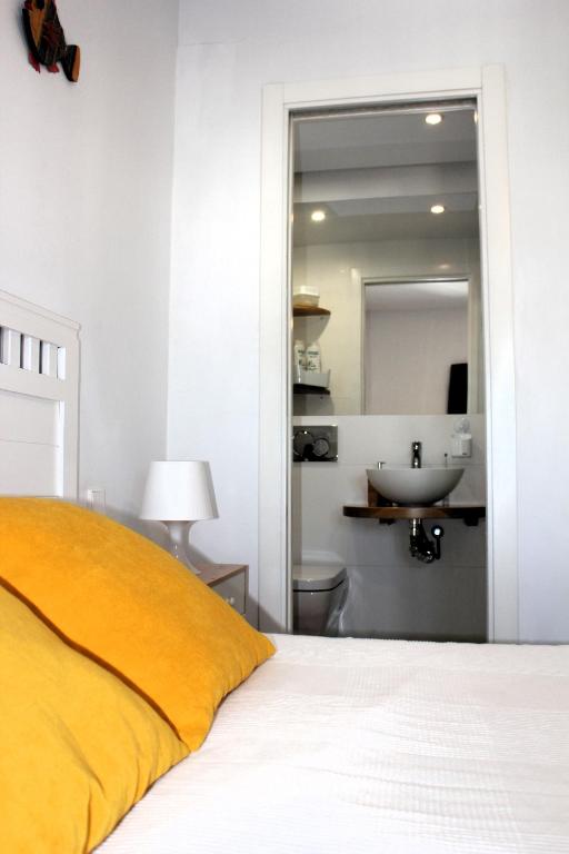 Posteľ alebo postele v izbe v ubytovaní CASA MOLINERO con encanto y maravillosa terraza con vistas VFT/CA/05921