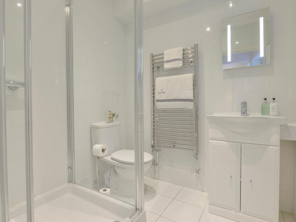 10 Cove View tesisinde bir banyo