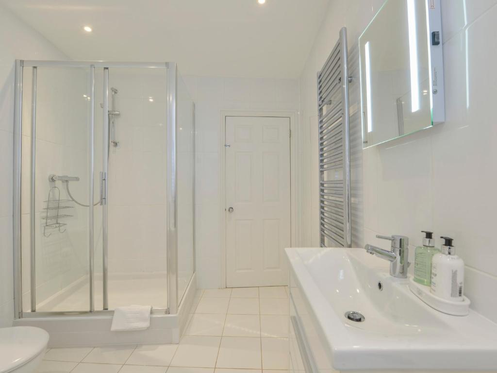 10 Cove View tesisinde bir banyo