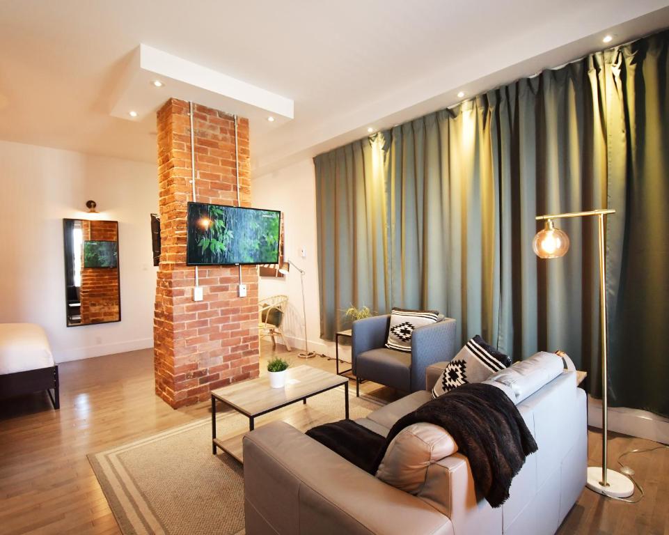 TV a/nebo společenská místnost v ubytování Maison Évangéline by Bower Boutique Hotels
