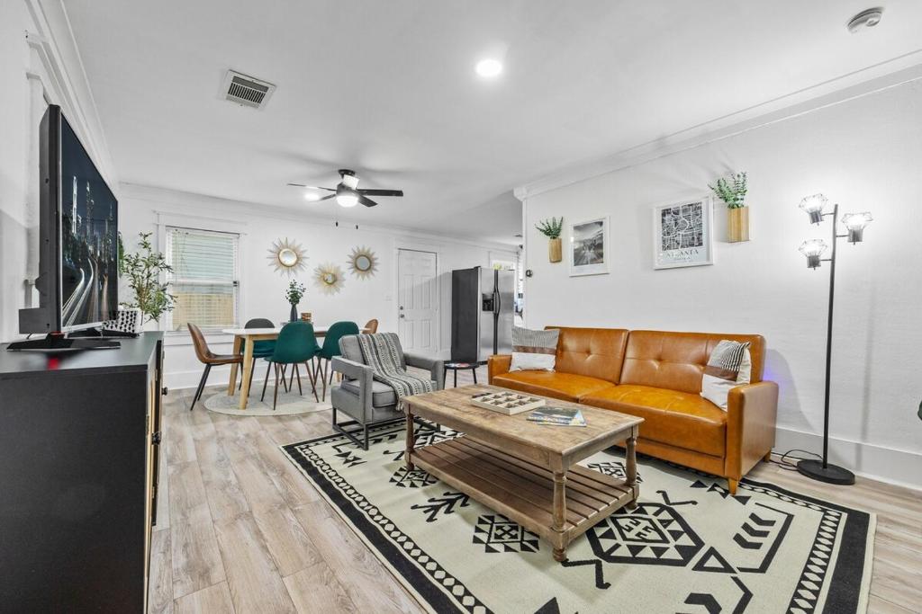 Μια τηλεόραση ή/και κέντρο ψυχαγωγίας στο ATL Home min from Airport and Downtown