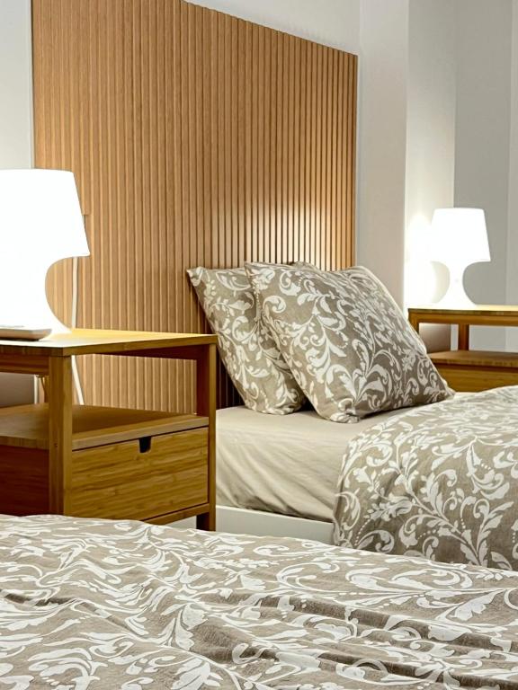 a bedroom with a bed and a desk with two lamps at Apartamento La Marina Azul el Puerto de Lo Pagan in San Pedro del Pinatar