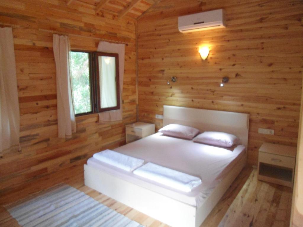 Postel nebo postele na pokoji v ubytování Bungalow Halil