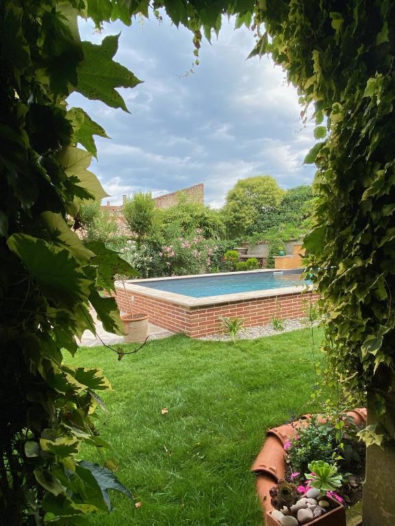 Bazén v ubytování Le Rez de Jardin Albi nebo v jeho okolí