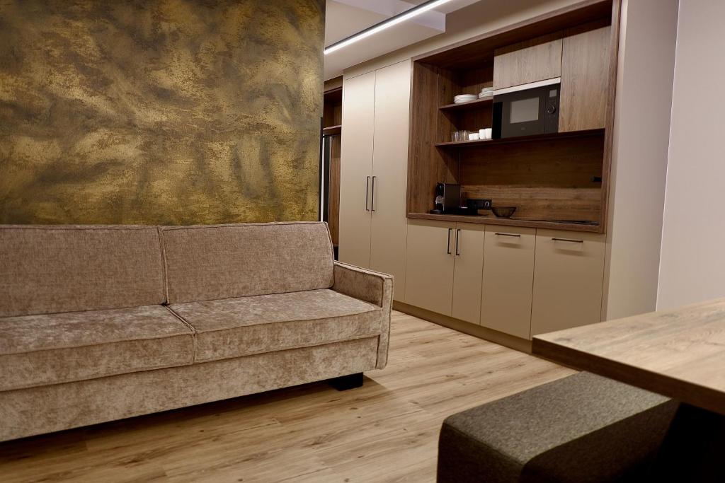 Kuchyň nebo kuchyňský kout v ubytování LH Suites Aparthotel NEW OPENING