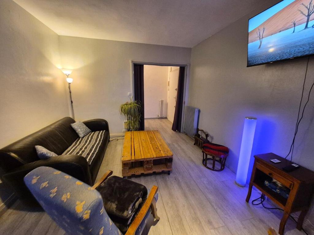 un salon avec un canapé et une table dans l'établissement Le Mirabelle - Balcony - Pyrenees View - Expo Fair, à Pau