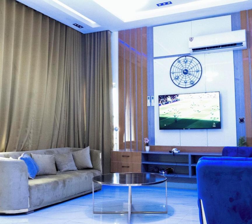TV a/nebo společenská místnost v ubytování Lisa Suites Apart-Hotel