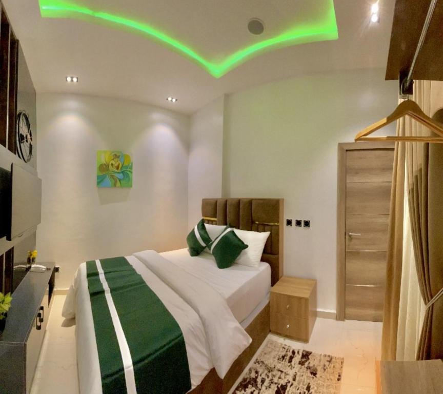 Postel nebo postele na pokoji v ubytování Lisa Suites Apart-Hotel