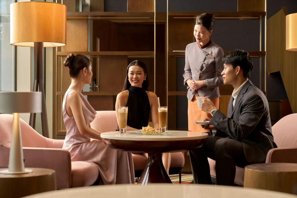 Club lounge access, Larger Suite, 1 King