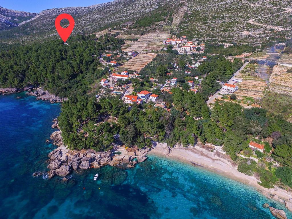 una isla con un marcador rojo junto al océano en Apartments Mokalo en Orebić