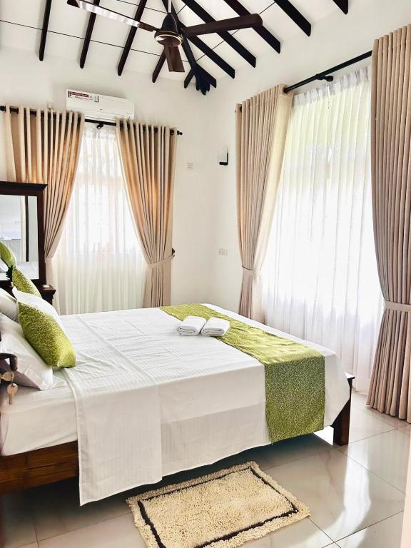 Postel nebo postele na pokoji v ubytování Neem Aura Home Stay