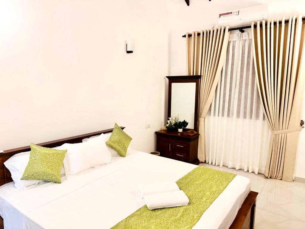 Postel nebo postele na pokoji v ubytování Neem Aura Home Stay
