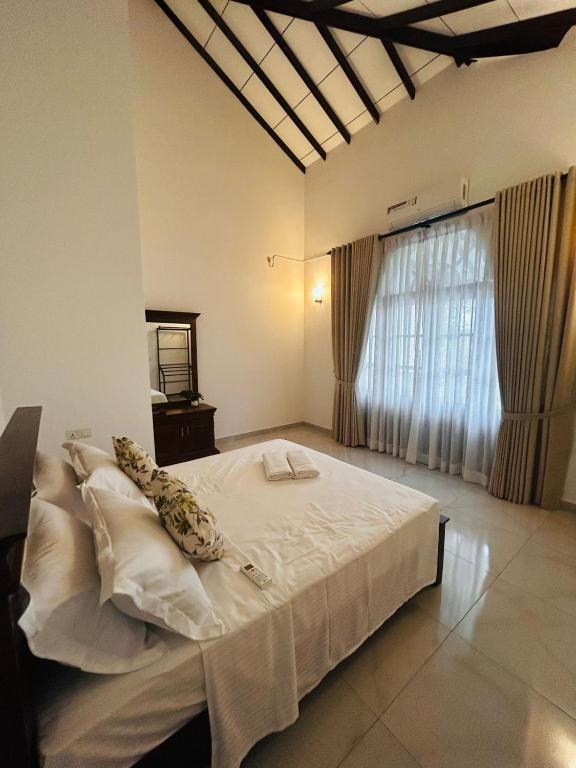 Postel nebo postele na pokoji v ubytování Neem Aura Home Stay