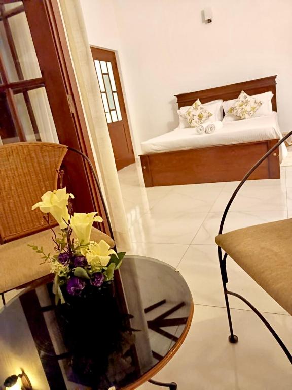 Postel nebo postele na pokoji v ubytování Neem Aura Home Stay