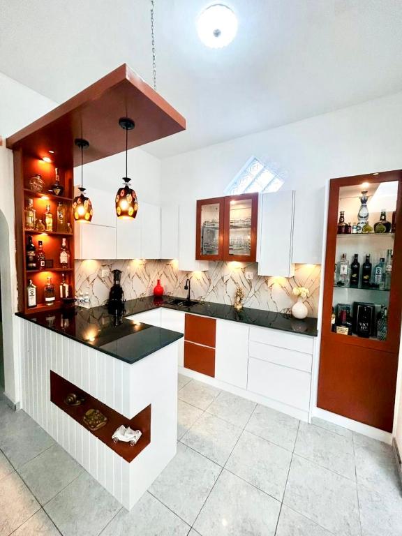 Kuchyň nebo kuchyňský kout v ubytování Neem Aura Home Stay