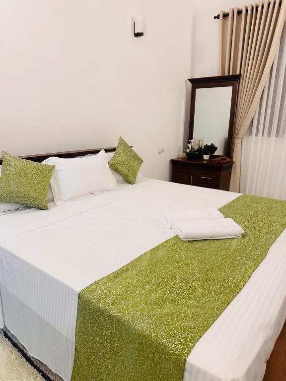 Postel nebo postele na pokoji v ubytování Neem Aura Home Stay