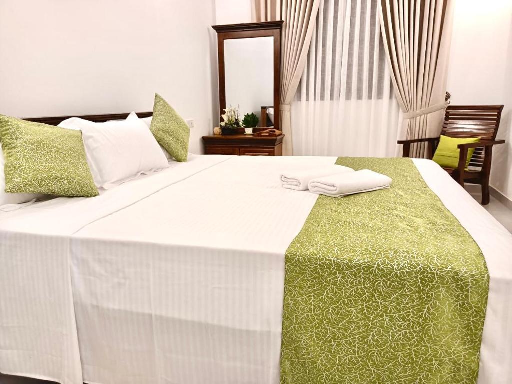 Postel nebo postele na pokoji v ubytování Neem Aura Home Stay