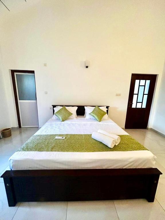 Postel nebo postele na pokoji v ubytování Neem Aura Home Stay