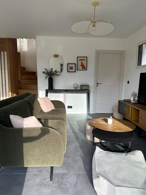 un salon avec un canapé et une table dans l'établissement Villa avec piscine privée au calme, à BIQ