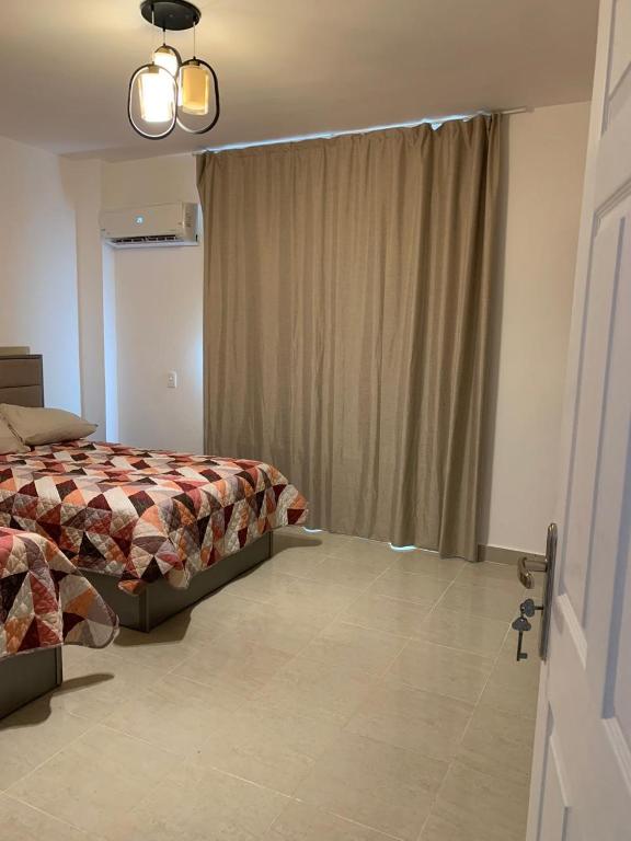 Postel nebo postele na pokoji v ubytování فيلا دوبلكس بالعين السخنة للعائلات فقط