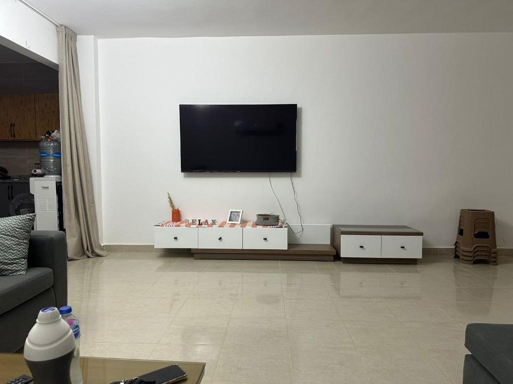TV a/nebo společenská místnost v ubytování فيلا دوبلكس بالعين السخنة للعائلات فقط
