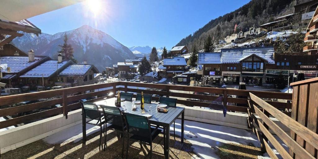 Cảnh núi rừng hoặc tầm nhìn ra núi từ căn hộ