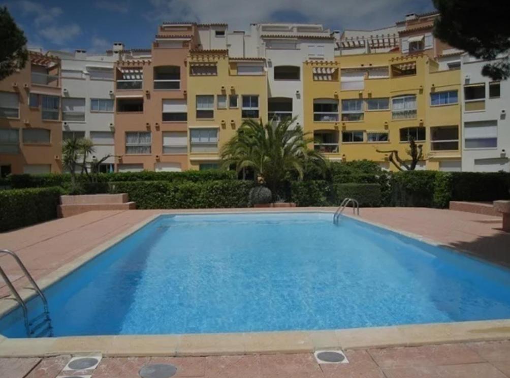 une grande piscine devant un immeuble dans l'établissement La capitainerie, au Cap d'Agde