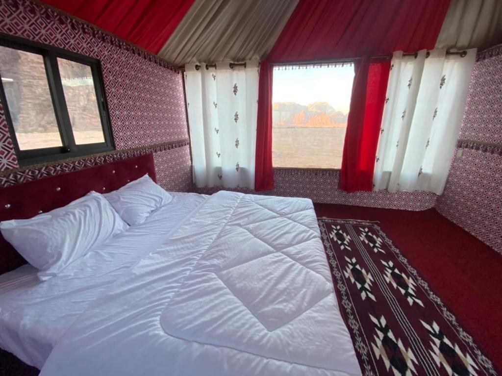 Postel nebo postele na pokoji v ubytování Wadi Rum Wild Camp Desert