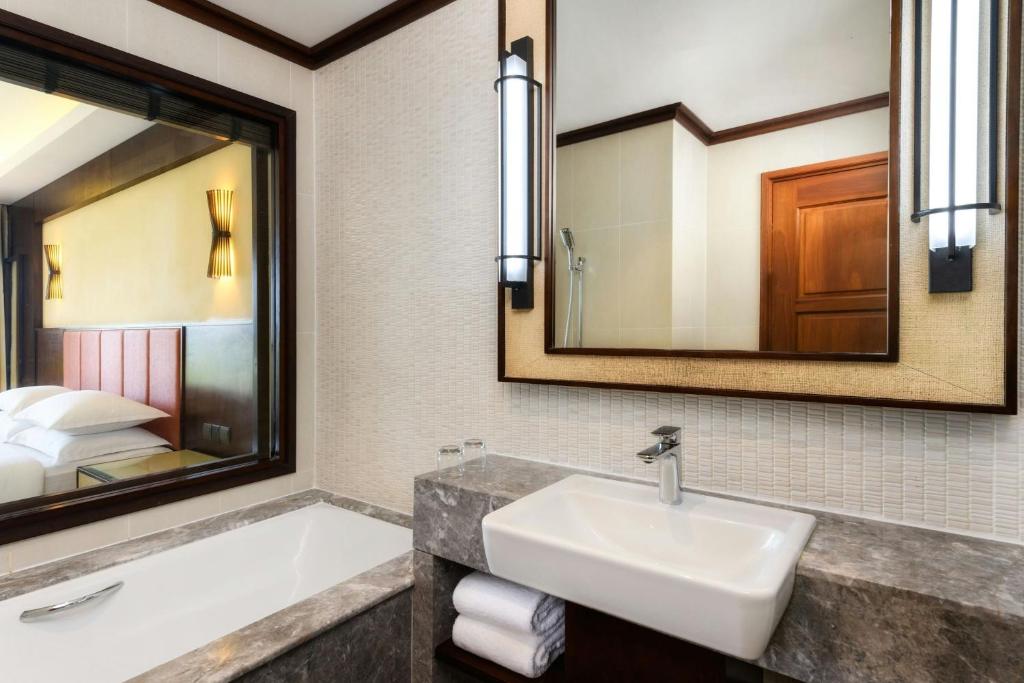 Sheraton Maldives Full Moon Resort & Spa - 6