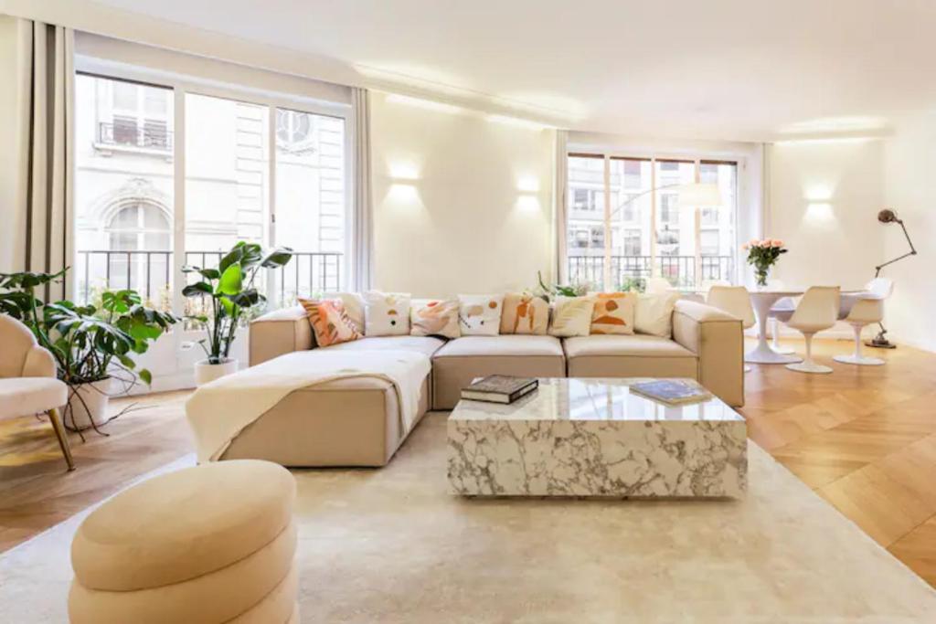 un salon avec un canapé et une table basse dans l'établissement Maison Josephine Stunning Apartment Champs-Elysees 3 bedrooms, à Paris