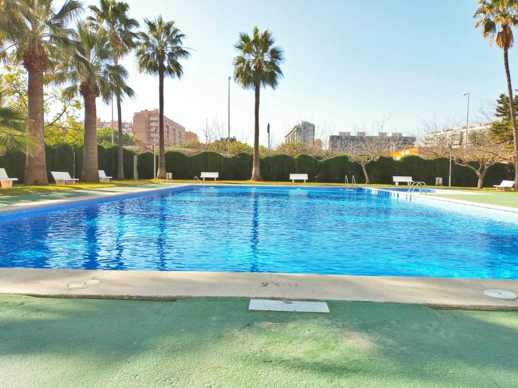 Amplio y luminoso en urbanización con piscina y garaje privado