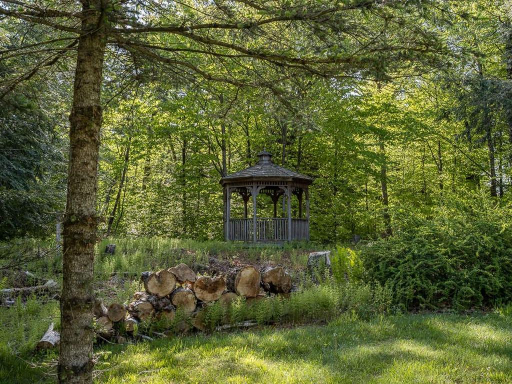 Zahrada ubytování Private Chalet with Fire Pit Deck and Large Yard
