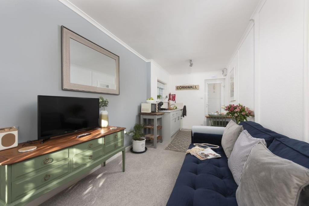 Una televisión o centro de entretenimiento en Olive Cottage, Carbis Bay St Ives
