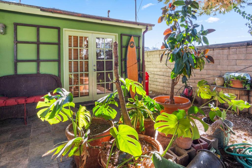 ein Gewächshaus mit Pflanzen und einem Surfbrett in der Unterkunft Steps to Venice Beach Vintage Venice Retreat in Los Angeles