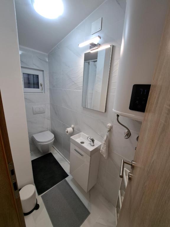 Apartments Orlić - Self check-in with code, WI-FI, Netflix, smart TV, garden - 8