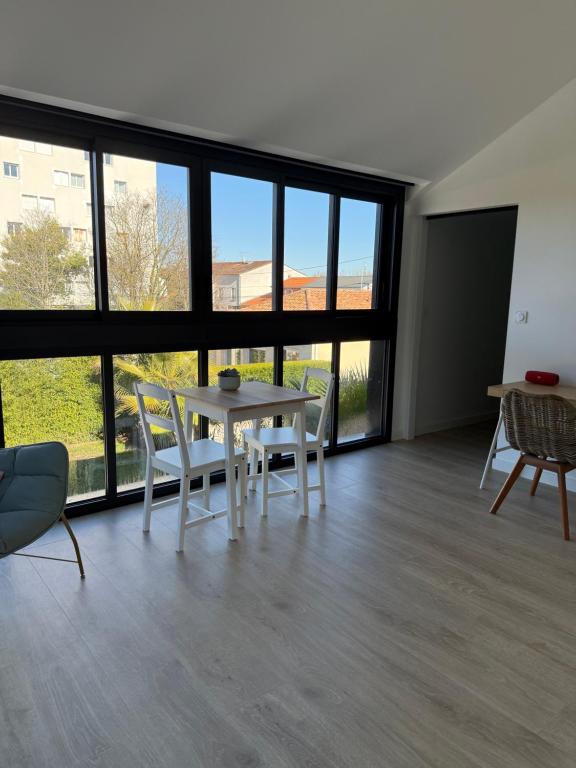 Fotografie z fotogalerie ubytování Poolside Retreat in Le Bouscat v destinaci Le Bouscat