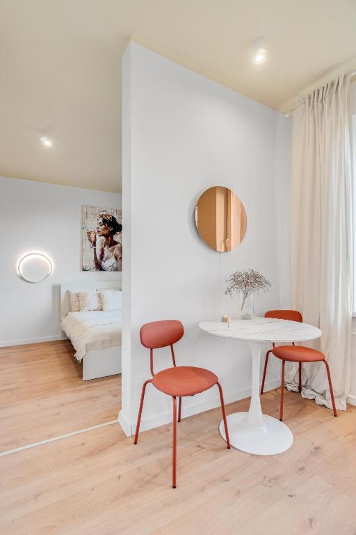 a room with a table and two chairs and a bed at COMFISTAY Plac Piłsudskiego 8 - Rynek i Amfiteatr in Opole