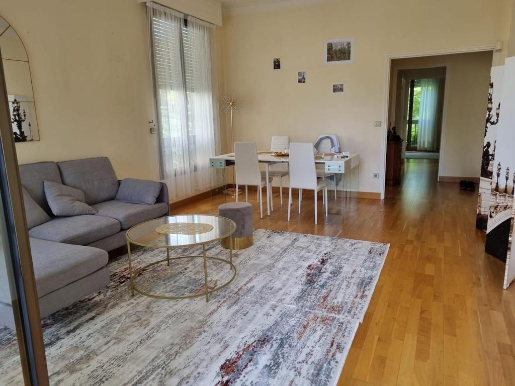 un salon avec un canapé et une table dans l'établissement T2 Cosy Neuilly Paris, à Neuilly-sur-Seine