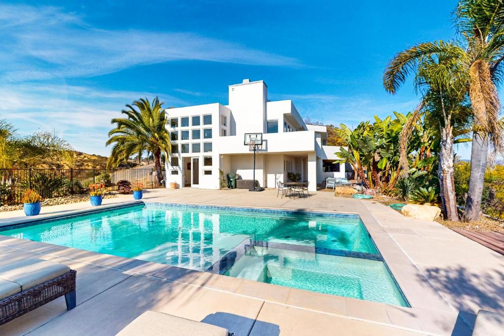 een villa met zwembad en palmbomen bij Canyon Paradise Spacious & Luxurious Retreat w/Unforgettable Views, Private Pool-close to Hiking in Encinitas