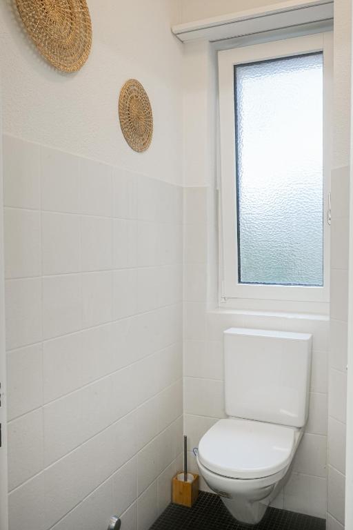 A bathroom at Enge Station - Private Room Jura