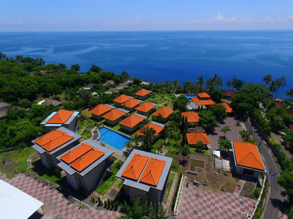 una vista aérea de una casa con techos naranjas en Ocean View Tulamben Dive & Resort, en Tulamben