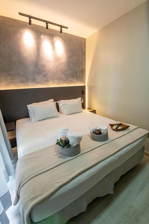 a bedroom with a bed with two baskets on it at Hotel Rotorua inn Fortaleza - Beira Mar in Fortaleza
