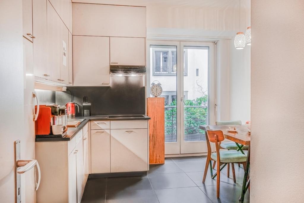 A kitchen or kitchenette at Enge Station - Private Room Jura