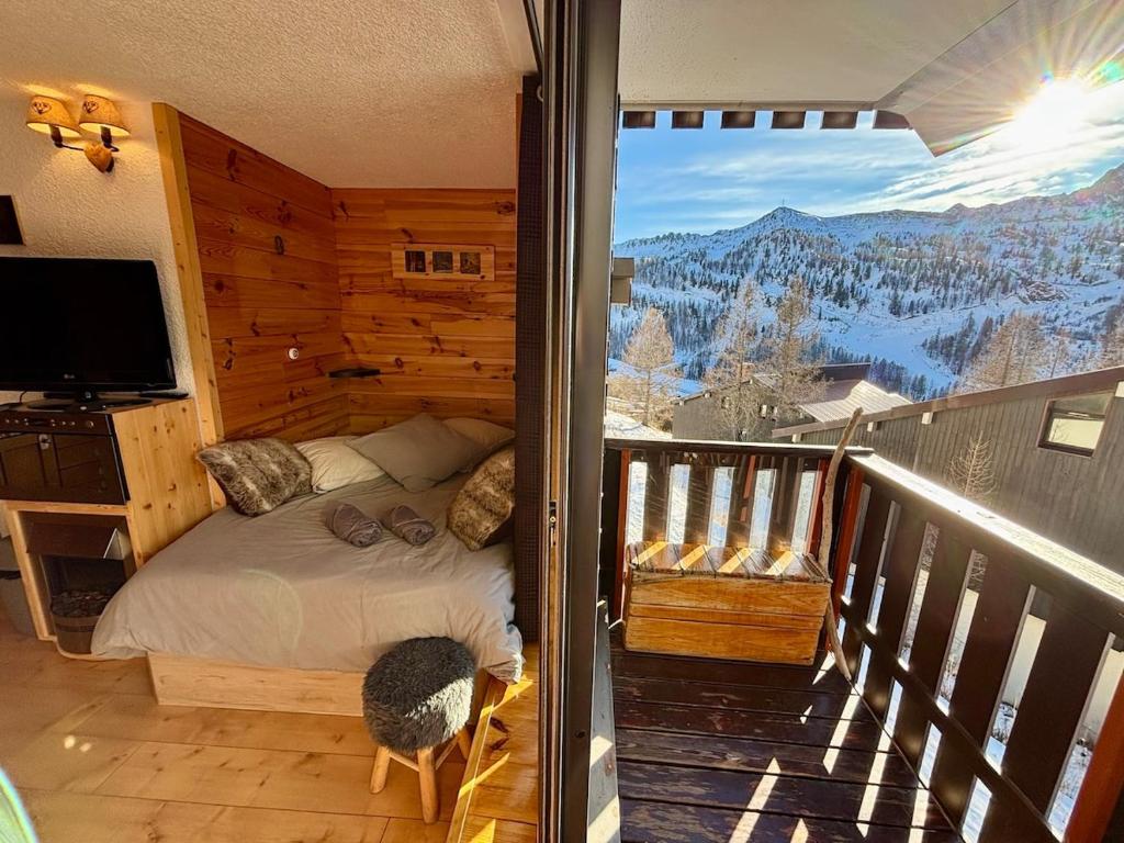 - une chambre avec un lit sur un balcon avec vue dans l'établissement Charmant studio avec vue dégagée, à Isola